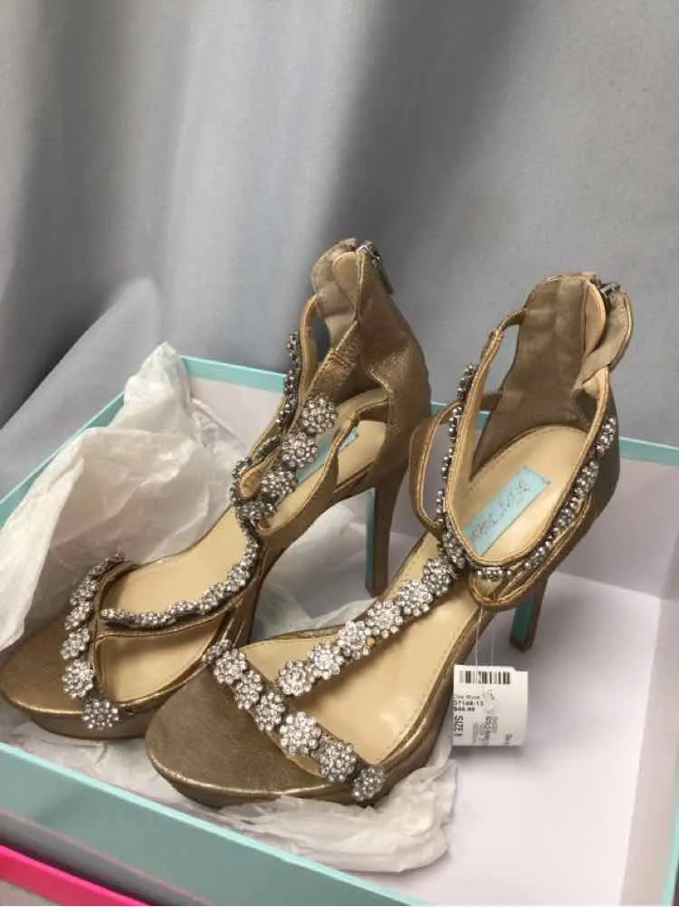 BETSEY JOHNSON SIZE 8 Ladies SHOES